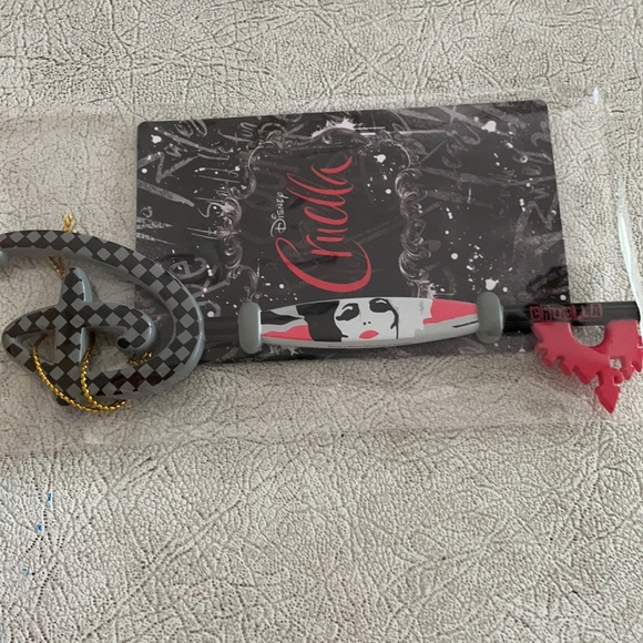 Disney Other - Disney Cruella key new